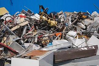 废旧金属回收中心一堆废弃的家用和工业物品
